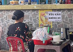 Bán hàng nước nhưng lại hay quay mặt vào tường, bà chủ dán tờ lưu ý khiến ai cũng phì cười khi đọc nội dung