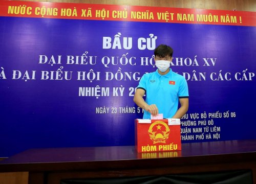 Các cầu thủ ĐT Việt Nam và U22 Việt Nam hào hứng đi bầu cử