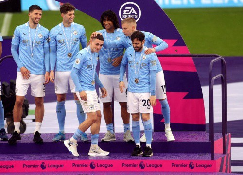 Cảm xúc của Man City trong ngày nâng cúp Premier League