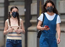 Katie Holmes để mặt mộc, diện jumpsuit trẻ trung ra phố cùng con gái Suri