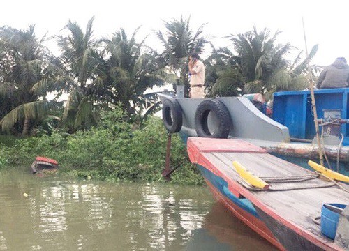 Khoảnh khắc đôi vợ chồng trên chiếc ghe nhỏ bị sà lan tông trúng, cố gắng bấu víu mong giữ được mạng sống khiến ai cũng xót xa