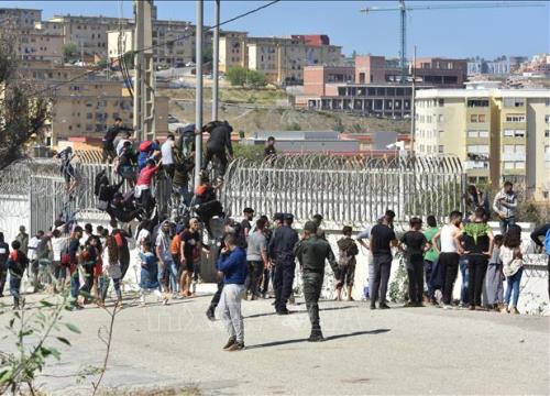 Mâu thuẫn giữa Tây Ban Nha và Maroc sau vụ hàng nghìn người vượt biển tới Ceuta