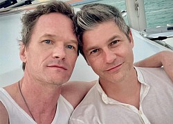 Neil Patrick Harris tình tứ với bạn đời đồng giới trên bãi biển