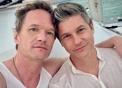 Neil Patrick Harris tình tứ với bạn đời đồng giới trên bãi biển