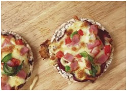 Cuối tháng mà muốn ăn sang, phải ghim ngay cách "hô biến" bánh gạo thành miếng pizza vừa ngon vừa tiết kiệm