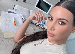 Kim Kardashian học 12 tiếng mỗi ngày nhưng vẫn trượt kì thi luật, netizen mỉa mai: "Cầm sách ngược sao mà đậu được"