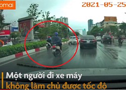 Người đi xe máy phanh gấp ngã vào gầm ôtô