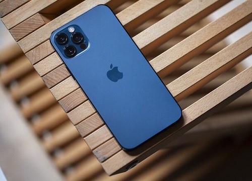 Vừa tặng bạn gái iPhone 12 thì bị "đá", thanh niên tới cửa hàng Apple khóc lóc xin hoàn lại tiền