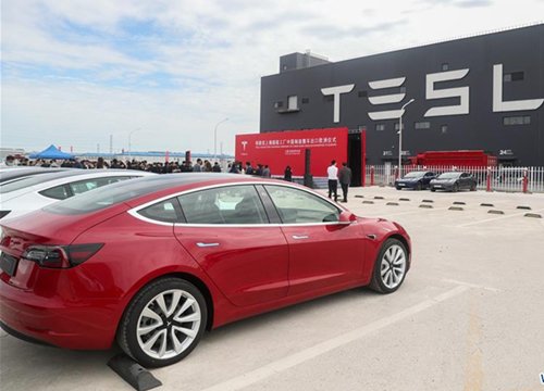 Bị lỗi kỹ thuật, xe Tesla nhốt chủ nhân giữa trời nắng suýt chết ngạt