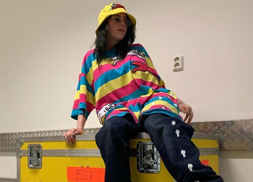 Billie Eilish mặc ngày càng hở