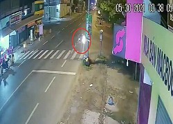 Clip: Thanh niên lăn cục bê tông ra giữa đường khiến người đi xe máy tông trúng, ngã văng xuống đất