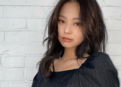 Jennie không trắng bóc như các idol khác mà sở hữu làn da ngăm, và đây là 5 màu trang phục rất "tây" cô hay diện