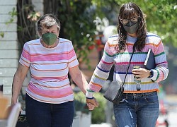 Jennifer Garner giản dị đưa mẹ đi spa