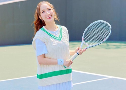 "Nữ hoàng dao kéo" Park Min Young trẻ trung trong trang phục hè