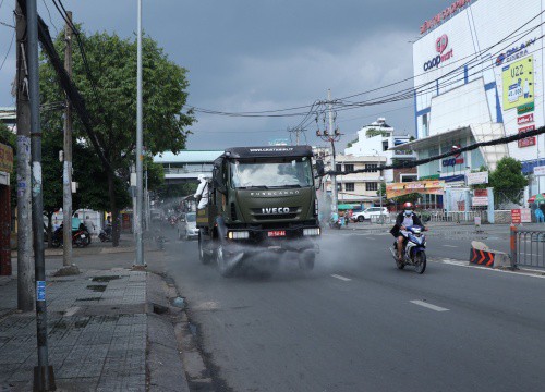 Quân đội phun khử khuẩn phòng Covid-19 hàng loạt con đường 'điểm nóng' ở Gò Vấp