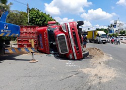 Vĩnh Long: Xe đầu kéo lật ngang giữa vòng xoay Trường An, nhiều người đi đường khiếp vía