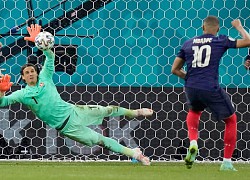 Báo Italy: 'Mbappe còn lâu mới bằng Messi, Ronaldo'