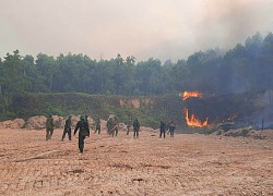 Cháy lớn nhiều tiếng trong rừng keo