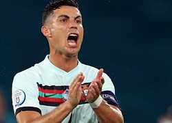 Courtois tự tin rê bóng qua Ronaldo