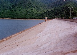 Kia Morning vượt lũ không thua gì bán tải, CĐM ái ngại cho hành khách ngồi bên trong