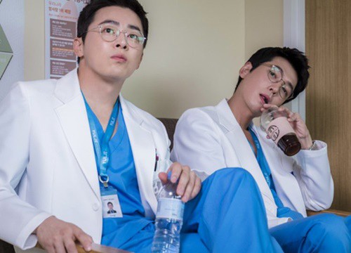 'Hospital Playlist 2': Tình địch của Ik Jun chính là 'con nghiện' Yoo Han Yang từ 'Prison Playbook'?