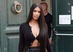 Kim Kardashian cài áo hờ hững khoe body nóng bỏng đi ăn trưa cùng bạn bè ở Italy