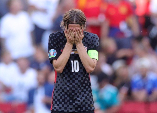 Modric ôm mặt thất vọng rời Euro 2020