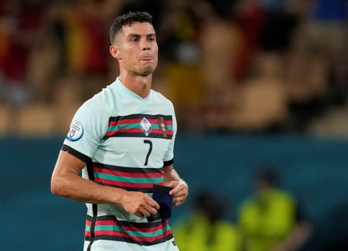 Ronaldo tức giận ném băng đội trưởng