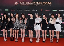 TWICE cực bốc trong MV mới: Biểu diễn mặc sân khấu sập và cháy, khán giả đánh nhau nhập viện vì giành hoa