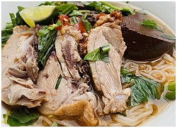 Bún riêu vịt 40 năm gây thương nhớ nhờ huyết nếp, mắm gừng hành tím