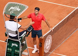 Federer tranh cãi với trọng tài trong trận thắng Cilic