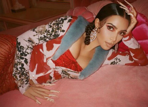 Kim Kardashian bị chỉ trích vì đeo khuyên tai nhạy cảm