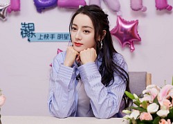 Livestream đón sinh nhật, Nhiệt Ba lại lộ hàng loạt dấu hiệu lão hoá, giật mình bối rối khi nhận món quà đặc biệt