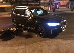 Lùi từ trong nhà ra, BMW X7 tông chết một thanh niên