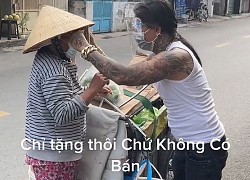 Thanh niên xăm trổ đầy mình tặng cụ bà mũ chống Covid-19