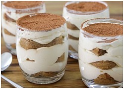 Mẹo làm bánh tiramisu hấp dẫn trong ly thủy tinh