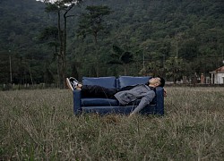 Phúc Du khép lại album 'Trạm cảm xúc' bằng MV trầm buồn, sofa vạn năng 'bay khắp thế giới' chiếm spotlight