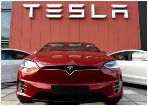 Xe Tesla bất ngờ "sập nguồn", nhốt chủ xe ở bên trong giữa trời nắng nóng