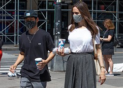 Angeline Jolie và con trai thử hot dog ở New York