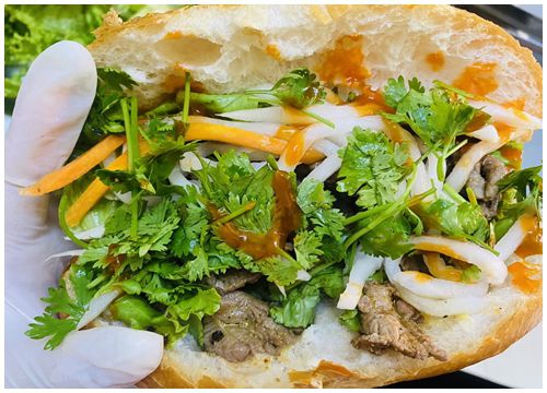 Bánh mì gà xé sốt pate chỉ 7.000 đồng, ngày bán hơn ngàn ổ