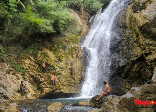 Động và thác Tà Puồng - Vẻ đẹp hoang sơ giữa núi rừng Quảng Trị