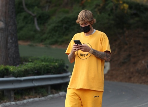 Justin Bieber và dàn sao phối đồ sành điệu với dép Crocs