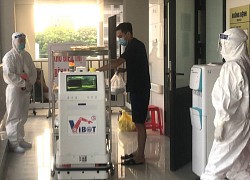 Robot đưa cơm, thuốc cho bệnh nhân Covid-19