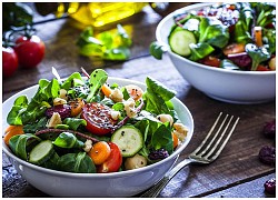 Trưa nay ăn gì: salad rau bina thanh mát vừa dễ ăn, vừa tốt cho sức khỏe