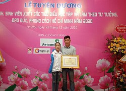 Bệnh viện là nhà, chiếu là bàn học - Cô bé dùng chân "vẽ" tương lai