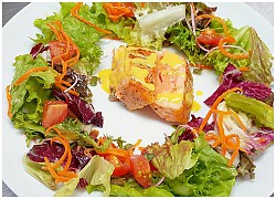 Bổ sung dinh dưỡng cùng salad cá hồi chanh dây