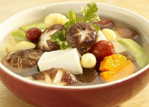 Cách nấu canh nấm hạt sen thanh mát