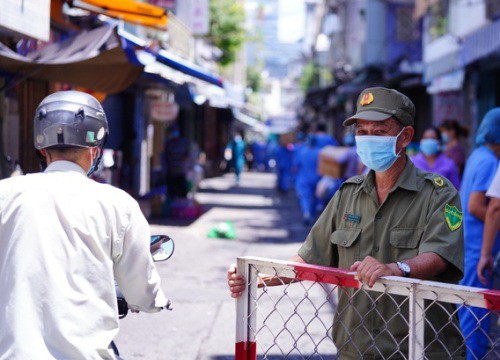 Chủ tịch TPHCM: "Có tiếp tục giãn cách xã hội nữa không?"