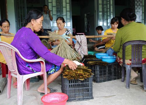 Làng bánh ú tro vào vụ Tết Đoan Ngọ