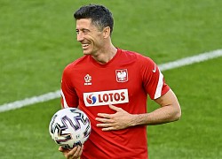 Lewandowski đá phạt nhắm thẳng đến điện thoại của fan trong buổi tập